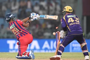LSG VS KKR: क्रिकेट मैच के बीच फिल्मी गीतों पर झूमते रहे दर्शक, इकाना स्टेडियम में दिखा बॉलीवुड फिल्मों का SWAG