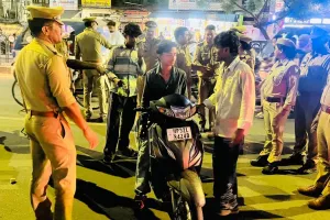 Lucknow News: कार में बार बनाकर शराब पीने वालों पर कार्रवाई, 411 लोगों का चालान
