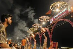 वॉशिंगटन सुंदर पहुंचे काशी, गंगा आरती में हुए शामिल 