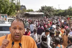 UP News: नोएडा में मजदूर-कर्मचारियों के उग्र प्रदर्शन के बाद यूपी में वेज बोर्ड गठित करने की तैयारी 