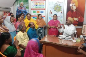 बढ़े बिल और कटौती से परेशान महिलाओं ने पार्षद का किया घेराव... स्मार्ट मीटर से बढ़ीं समस्याएं, समाधान की उठी मांग