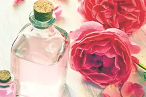 गर्मियों में त्वचा की देखभाल के लिए गुलाब जल