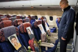 मिनाब के 168 शहीद बच्चों की निशानियां लेकर इस्लामाबाद पहुंचा ईरान! विमान की सीटों पर रखे खून से सने बैग और जूते, दुनिया हैरान