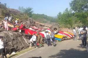 जम्मू-कश्मीर में दिल दहला देने वाला हादसा: रामनगर के कानोटे गांव में पहाड़ी से गिरी बस, 7 की मौत, कई घायल