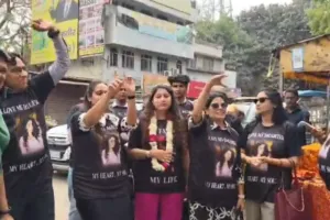 बेटी है बोझ नहीं... मेरठ में पति से तलाक के बाद रिटायर्ड जज ने बेटी का ढोल-नगाड़ों से किया स्वागत