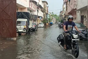 Bareilly: महज 20 मिनट की बारिश में शहर की सड़कें बनी नाला, सेटेलाइट पर जलभराव के बाद जाम 