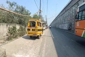 UP:बेखौफ चालक ओवरलोड सवारियां लादकर लगा रहे दौड़