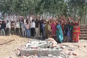 UP:अंबेडकर प्रतिमा हटाने पर गांव में विवाद, पुलिस-ग्रामीण आमने-सामने
