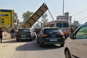 UP: हाईवे पर बजरफुट कारोबारियों का अतिक्रमण, जाम में फंसी एंबुलेंस