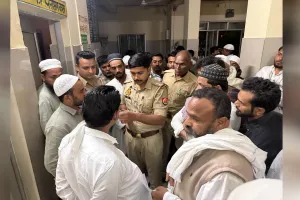 UP: ट्रैक्टर-ट्रॉली ने टैंपो में मारी टक्कर, महिला की मौत, पांच घायल