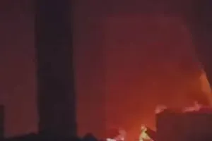  हरदोई में भीषण आग : इलेक्ट्रॉनिक्स शोरूम के गोदाम में सामान जलकर खाक, नुकसान का अनुमान दो करोड़ से अधिक 