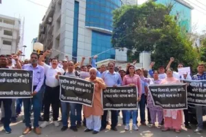 ग्रेटर नोएडा की रिवर व्यू सोसायटी में जोरदार प्रदर्शन,  बुनियादी  सुविधाओं को लेकर फूटा गुस्सा, प्रबंधन पर लापरवाही के आरोप 