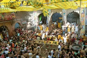 अक्षय तृतीया पर मथुरा में उमड़ा श्रद्धालुओं का सैलाब,  बांकेबिहारी के दुर्लभ 'चरण दर्शन' के लिए भक्तों की लंबी कतार