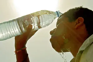 बढ़े तापमान में रखे स्वास्थ्य का ख्याल,  हीट स्ट्रोक से बचाव के लिए पिएं अधिक से अधिक पानी