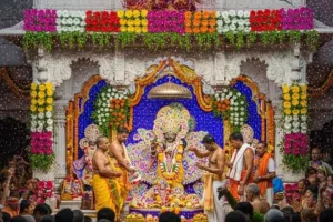 मथुरा प्रशासन ने बड़ा निर्णय,  बांके बिहारी मंदिर क्षेत्र में दुकानों-फ्लैटों के आवंटन में 'पहले आओ-पहले पाओ' सिद्धांत लागू 