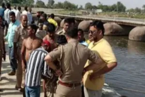 मथुरा में बड़ा हादसा :  श्रद्धालुओं से भरी नाव पलटी, गोताखोर तलाश में जुटे, 10 की मौत