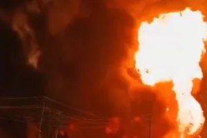 लखनऊ में भीषण आग: कई KM दूर तक दिखाई दिया धुएं का गुबार