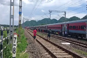 काशी रेलवे ट्रैक पर मिली AK-47 राइफल:  मौके पर पहुंचे पुलिस अधिकारी, CRPF की होने की पुष्टि