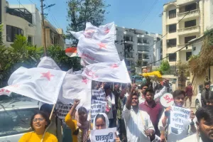 प्राइवेट स्कूल के खिलाफ छात्रों का प्रदर्शन:  फीस रेगुलेशन कानून की मांग, आंदोलन तेज करने की चेतावनी