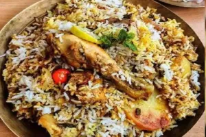 गोरखपुर में चिकन बिरयानी में कॉकरोच मिलने से हड़कंप,  सिटी मॉल में लोगों ने काटा जमकर बवाल 