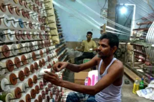 भदोही :  हार्मुज बंद होने से लाखों बुनकरों की रोजी-रोटी का संकट, कालीन हस्त परक उद्योग पर असर;एक्सपोर्ट प्रभावित