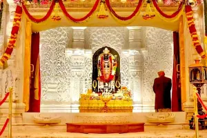 विश्व शांति के लिए रामलला के दर्शन,  दिल्ली-सिंगापुर से आए 107 भक्तों ने किया हवन