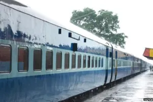 ट्रेन की चपेट में आया जीआरपी का जवान :  चोर को पकड़ने के प्रयास में कटें दोनों पैर, लखनऊ के ट्रामा सेंटर में भर्ती 