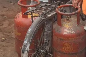  IGIS पर शिकायतों की बाढ़..नहीं होगी LPG की कमी, देवरिया में डीएसओ ने दिलाया भरोसा; कहा- कालाबाजारी पर सख्ती