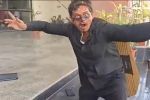 मथुरा नगर निगम में अनोखा प्रदर्शन : प्रदूषण के विरोध में 'कॉकरोच' की वेशभूषा में  नाचते-गाते पहुंचा युवक, लोग बनाने लगे वीडियो