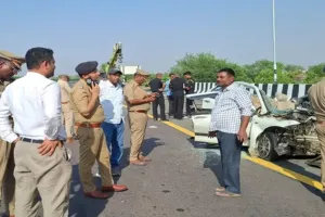 पूर्वांचल एक्सप्रेस-वे पर भीषण हादसा :  तेज रफ्तार कार अनियंत्रित होकर कंटेनर में घुसी, पांच लोगों की मौत 