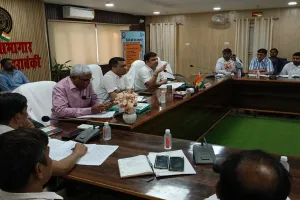 बाराबंकी : डीएम ने खाद विक्रेताओं और अधिकारियों के साथ की बैठक, बोले- खाद वितरण में गड़बड़ी पर होगी सख्त कार्रवाई