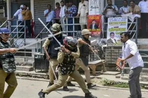 यूपी : लखनऊ में वकीलों को लाठियां बांटने पर हाईकोर्ट सख्त, आपराधिक अवमानना की कार्रवाई पर विचार 