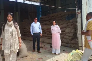 बाराबंकी : खाद वितरण में गड़बड़ी, सचिव पर मुकदमा दर्ज