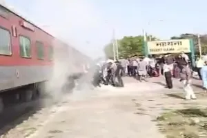 Etawah News : सूबेदारगंज एक्सप्रेस के एसी कोच में धुआं, यात्रियों में अफरातफरी