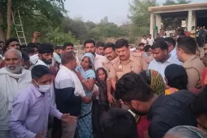 बाराबंकी : दर्जी का शव रखकर प्रदर्शन, आरोपियों पर रिपोर्ट 