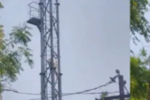 Noida News : प्रेमी की दूसरी शादी की खबर सुन टॉवर पर चढ़ी युवती, घंटों चला हाई वोल्टेज ड्रामा 