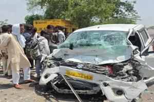 हमीरपुर में बड़ा हादसा : ट्रक और कार की टक्कर में दंपती समेत चार लोगों की मौत