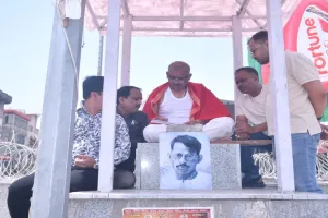 सपा विधायक का अनोखा विरोध, नंगे पांव, बिना शर्ट के पहुंचे पं. गणेश शंकर विद्यार्थी की प्रतिमा स्थाल, पूछा- मूर्ति कहां है, कब लगेगी 
