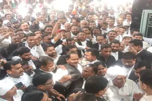 लखनऊ में हुये लाठीचार्ज के विरोध में जौनपुर में वकीलों ने किया प्रदर्शन, दोषी पुलिसकर्मियों के खिलाफ की कार्रवाई की मांग
