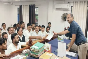 बाराबंकी : लखनऊ लाठीचार्ज के विरोध में अधिवक्ताओं का प्रदर्शन, कार्रवाई की मांग