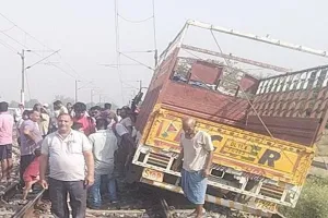 गजब : चालक ने रेलवे ट्रैक पर दौड़ा दी ट्रक, चार घंटे बाधित रहा मार्ग, 3 ट्रेनें प्रभावित