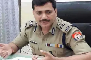 वाराणसी पुलिस आयुक्त ने सड़क से गंगा घाटों तक खुद संभाली चेकिंग अभियान की कमान, पैदल गश्त कर संदिग्ध व्यक्तियों से की पूछताछ 