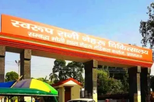 Prayagraj News : SRN Hospital में वकील और डॉक्टरों के बीच चले लात घूसे, परिसर में मची अफरातफरी  