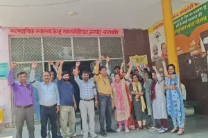 बाराबंकी : संविदा कर्मचारियों ने मानदेय भुगतान को लेकर आज भी किया विरोध प्रदर्शन