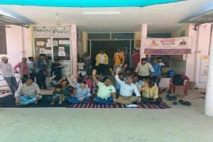 Barabanki News : वेतन नहीं तो काम नहीं... संविदा स्वास्थ्य कर्मचारियों का अनिश्चितकालीन धरना शुरू