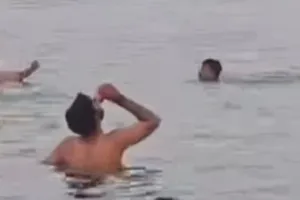 ये करोड़ों सनातनियों का अपमान है !... गंगा में स्नान के दौरान युवक ने किया बीयर सेवन, अधिवक्ता ने की पुलिस से शिकायत 