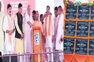 पहले यूपी की पहचान ''एक जिला एक माफिया'' के रूप में होती थी.... देवारिया में सपा पर बरसे सीएम योगी, दी करोड़ों की सौगात 