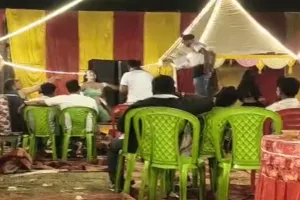 Jalaun News :  तिलक समारोह में महिला डांसरों पर पुलिसकर्मी को नोट उड़ाना पड़ा भारी, SP ने किया निलंबित  