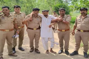 Rampur Encounter :  25 हजार के इनामी गोकश का रामपुर पुलिस ने किया एनकाउंटर, पैर में लगी गोली, तमंचा-कारतूस व अन्य उपकरण बरामद