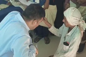 Jalaun News : दिव्यांग फरियादी के सम्मान में ज्वाइंट मजिस्ट्रेट ने छोड़ी कुर्सी, जमीन पर बैठकर IAS रिंकू सिंह राही ने सुनी समस्या